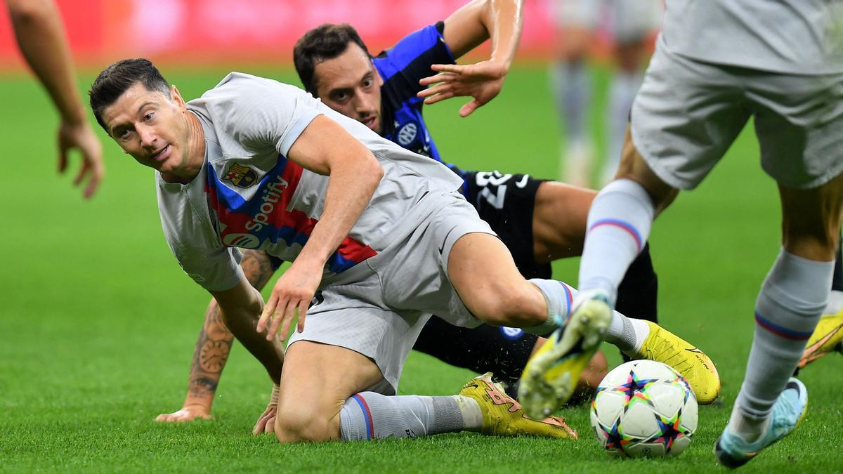 Lewandowski en acción con el jugador del Inter, Hakan Calhanoglu.