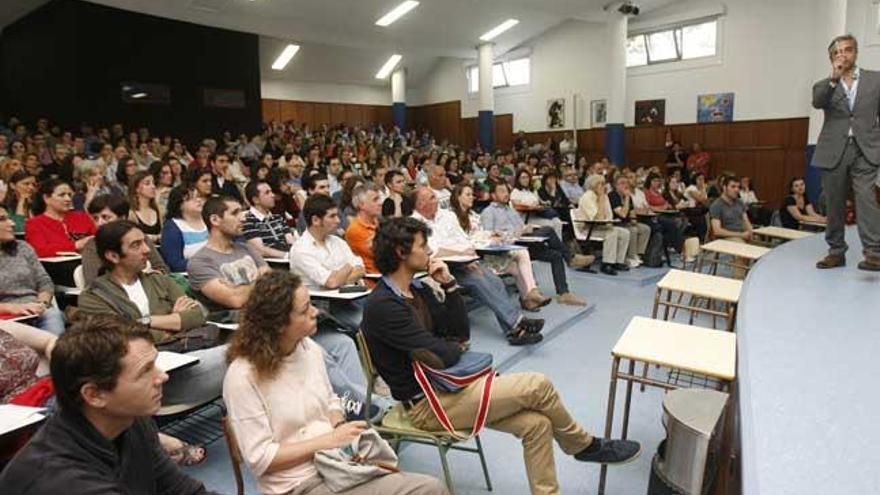 Aspirantes en un examen de oposición desarrollado en Vigo //  J.de Arcos