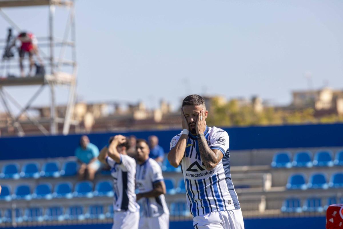 ROBERTO ALARCON. FUTBOLISTA Roberto Alarcón se lamenta tras fallar una oportnidad en el Atlético Baleares-UB Ibiza