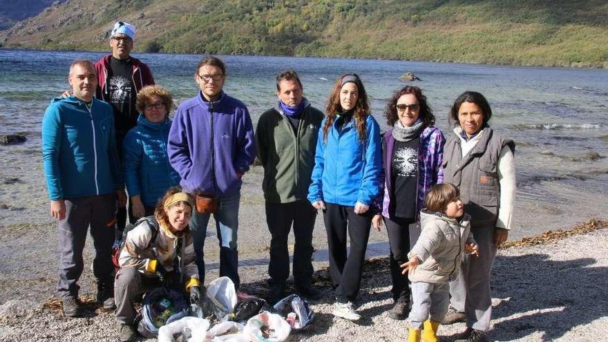 Participantes en la limpieza de las playas del Lago.