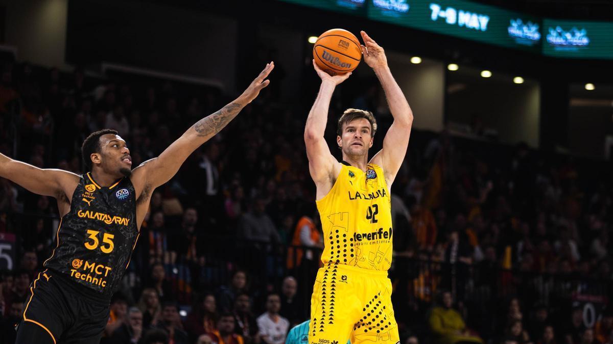 Aaron Doornekamp lanza un triple ante la defensa de White.