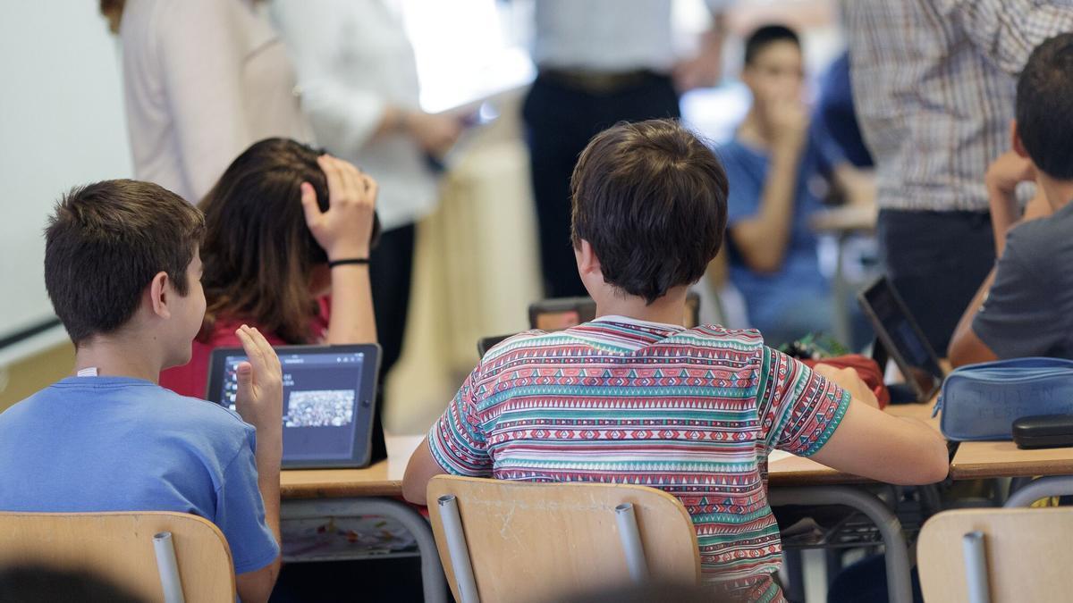 Alumnos con 'tablet' en una clase.