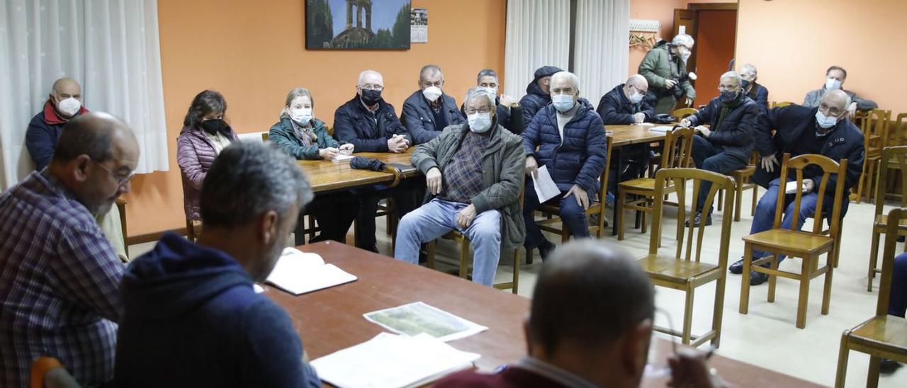 La reunión sobre las catas de fluorita celebrada ayer en la sede de “Les Caseríes”. | Marcos León