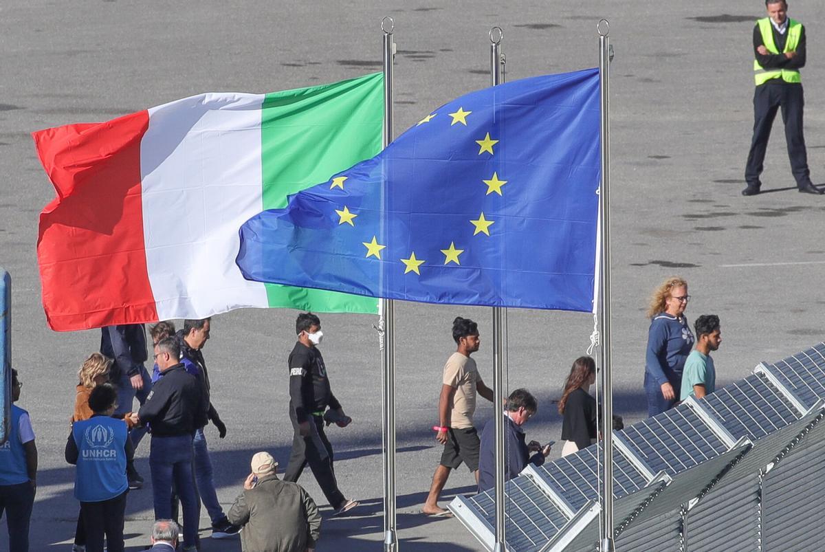 Migrantes trasladados por Italia a centros construidos en Albania en virtud de un acuerdo europeo que ha suscitado críticas en toda Europa por parte de organizaciones de derechos humanos.