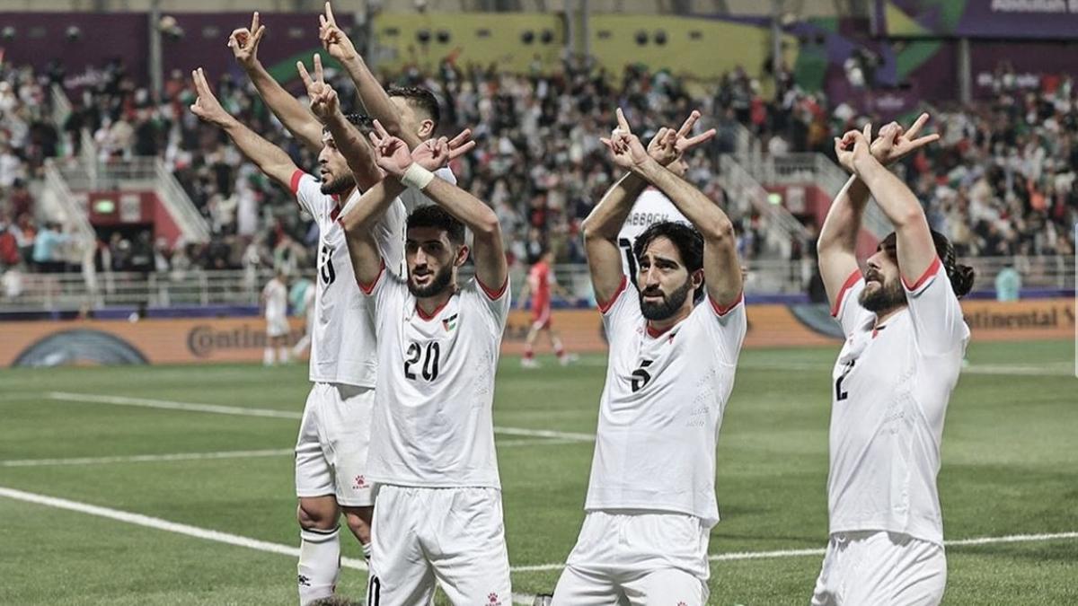 Los futbolistas de Palestina celebran la clasificación a octavos de final de la Copa Asia