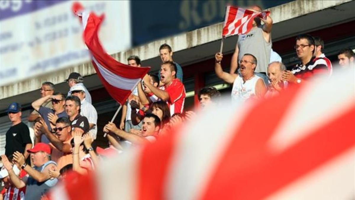 La afición del Girona vibra en Montilivi.