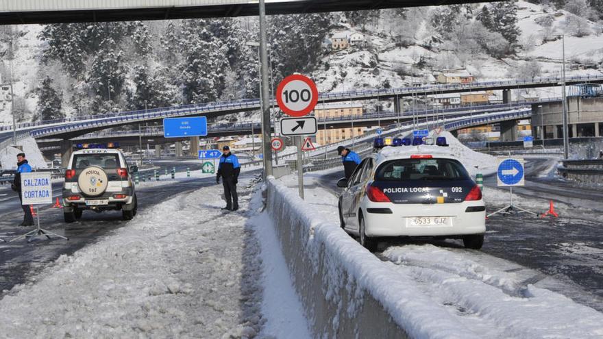 Dieciocho puertos con cadenas en Asturias y Pajares cerrado para camiones