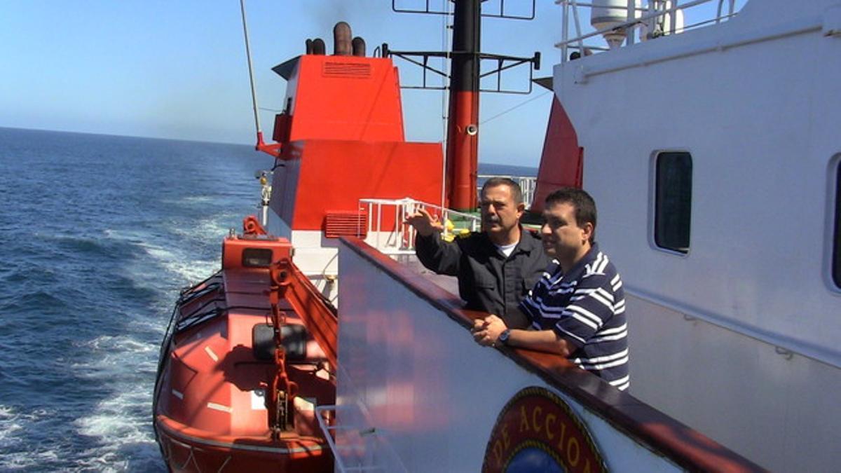 El comandante Juan Antonio Aguilar (izquierda) y el jefe científico Jordi Dachs, en el 'Hespérides'.