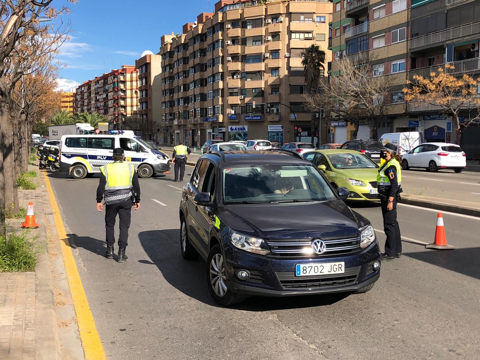 Atascos en los accesos y salidas de València en el tercer viernes de cierre perimetral