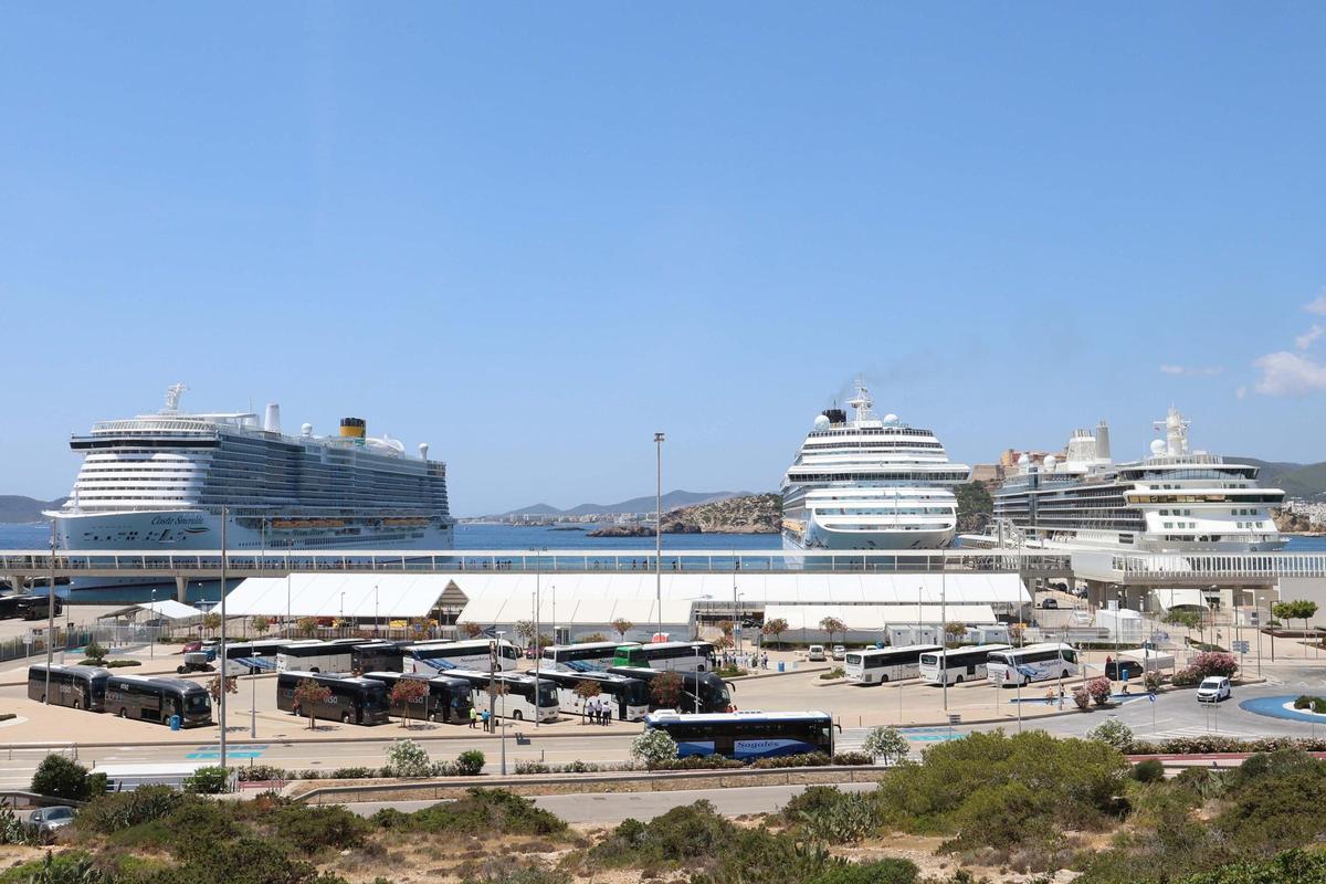 Tres cruceros coinciden en el puerto de Ibiza