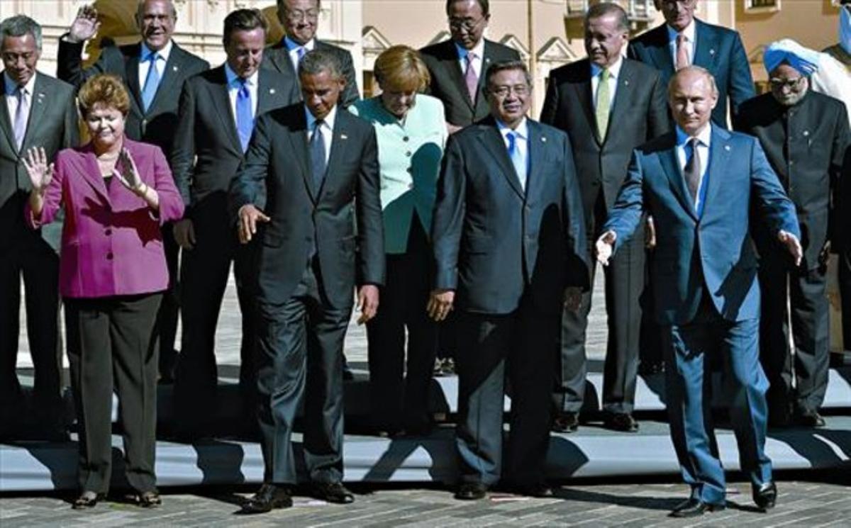 Varios de los representantes de los países del G-20 se preparan para la foto de familia, ayer en San Petersburgo. Entre ellos están Obama (EEUU), Merkel (Alemania), Putin (Rusia), Cameron (Reino Unido) y Rousseff (Brasil). Varios de los representantes de los países del G-20 se preparan para la foto de familia, ayer en San Petersburgo. Entre ellos están Obama (EEUU), Merkel (Alemania), Putin (Rusia), Cameron (Reino Unido) y Rousseff (Brasil).