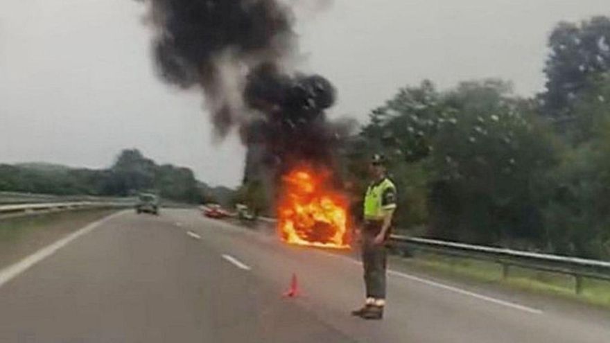 Un coche en llamas en la Autovía del Cantábrico |
