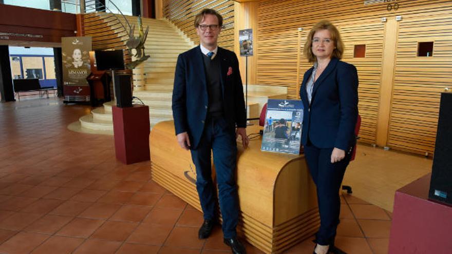 Tilman Kuttenkeuler, junto a Encarna Galván, en el hall del Alfredo Kraus, en mayo de 2016.