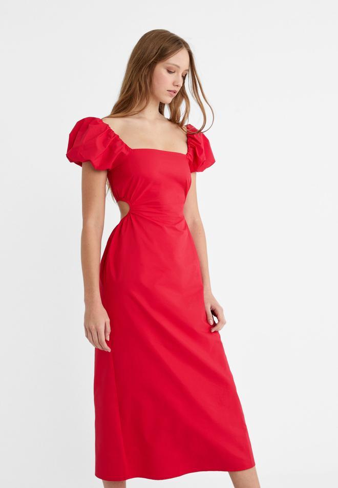 Vestido rojo con escote en la espalda de Stradivarius