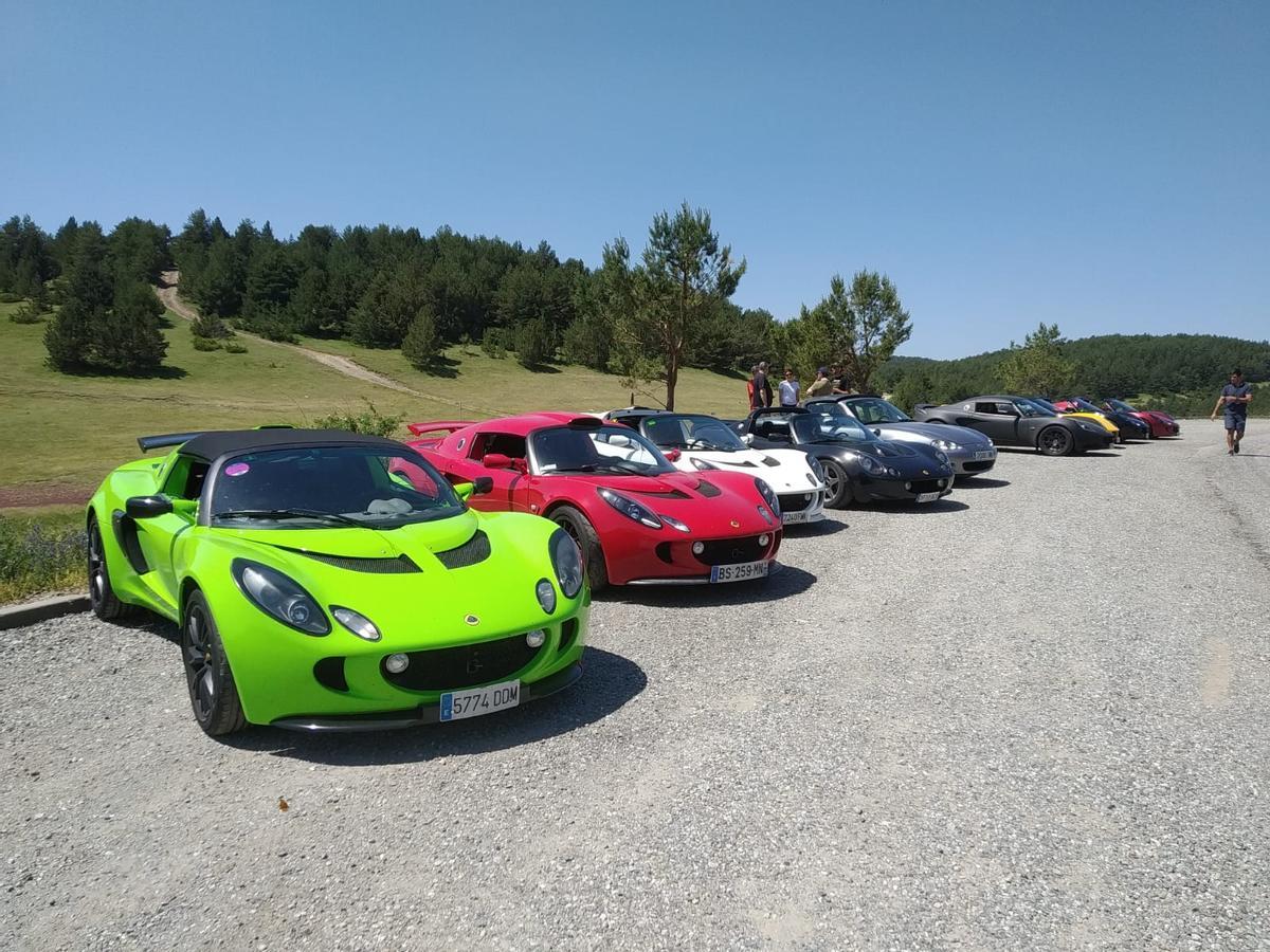 Exhibición de coches Lotus en una actividad del club de esta marca automovilística.