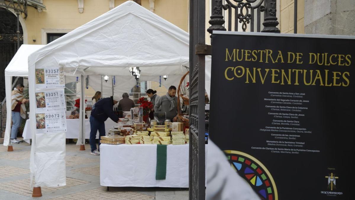 Muestra de dulces conventuales en el patio de Vimcorsa.