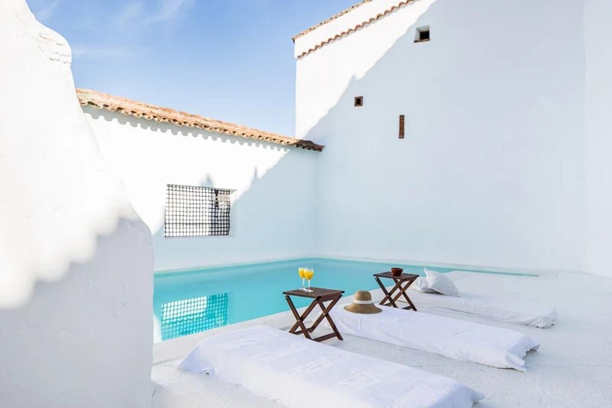 Uno de los patios del establecimiento la piscina entre paredes encaladas.