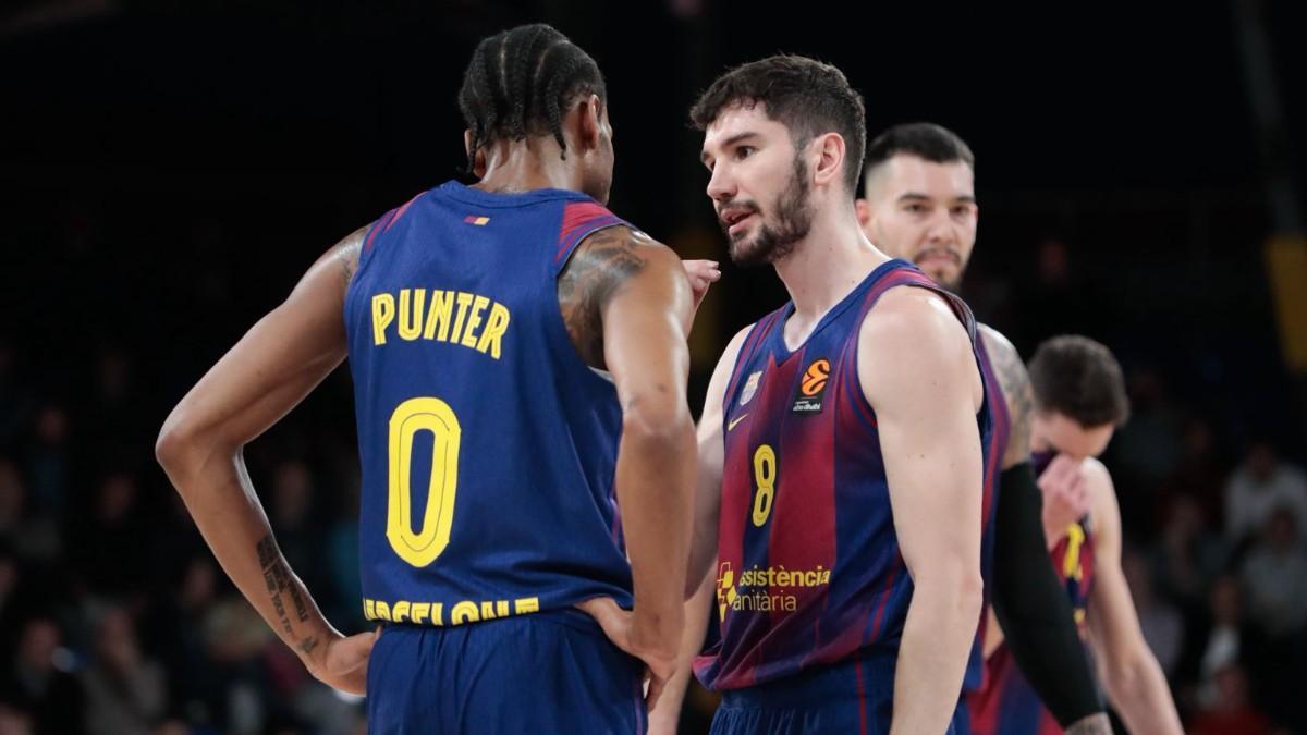 Kevin Punter y Darío Brizuela, durante el partido de Euroliga ante Dubai