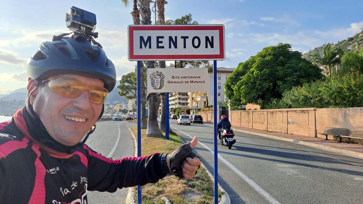 El ciclista grovense a su llegada a Menton, una población francesa situada en el departamento de Alpes Marítimos, en la región de Provenza-Costa Azul.