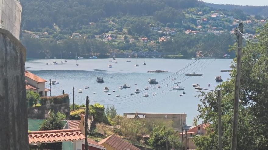 La Cofradía de Pescadores de Aldán denuncia la presencia continuada de yates en el muelle, pese a estar probido