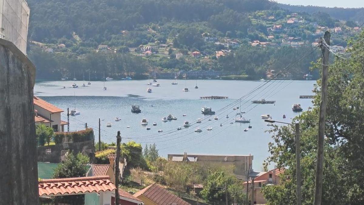 Vista de la ría de Aldán con los barcos recreativos fondeados.