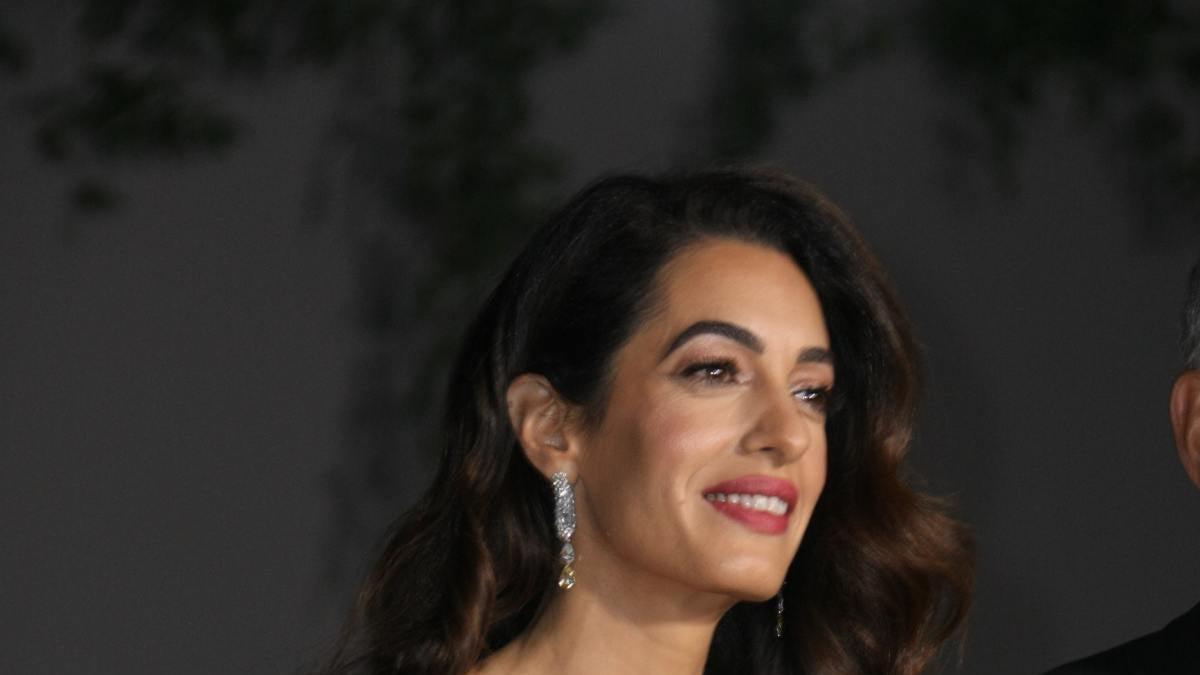 Amal Clooney o cómo llevar el verde a su máxima expresión sobre una alfombra roja