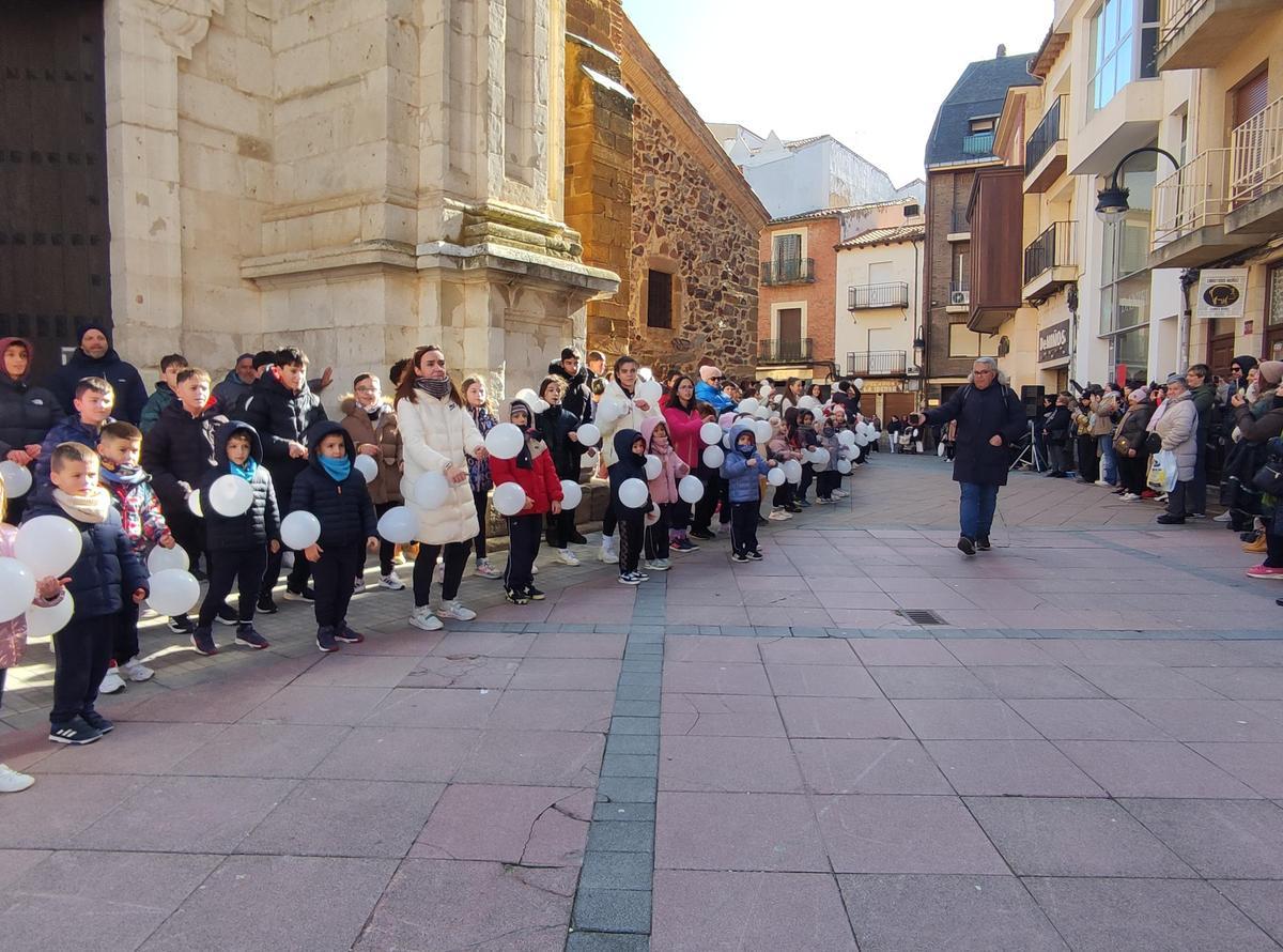 GALERÍA | El colegio Virgen de la Vega de Benavente realiza una gran cadena humana por la paz