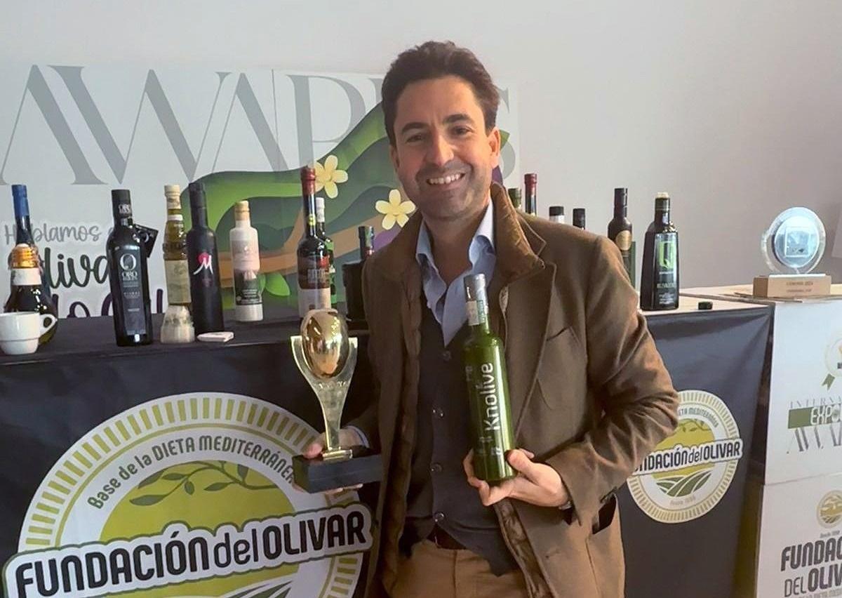 Alberto Yébenez, de Knolive Oils SL, con su marca Knolive Epicure, premio en la variedad de aceites intensos dentro de la categoría de mayor producción convencional o integrada.