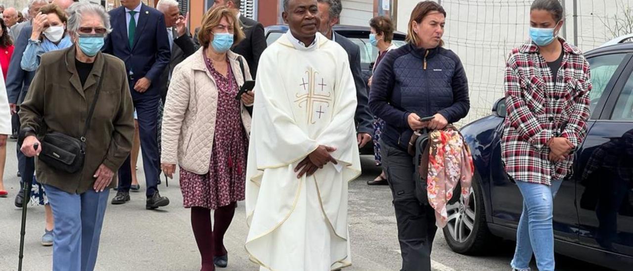 Vito Ondó, párroco de Santa Brígida,  en las fiestas de La Atalaya.