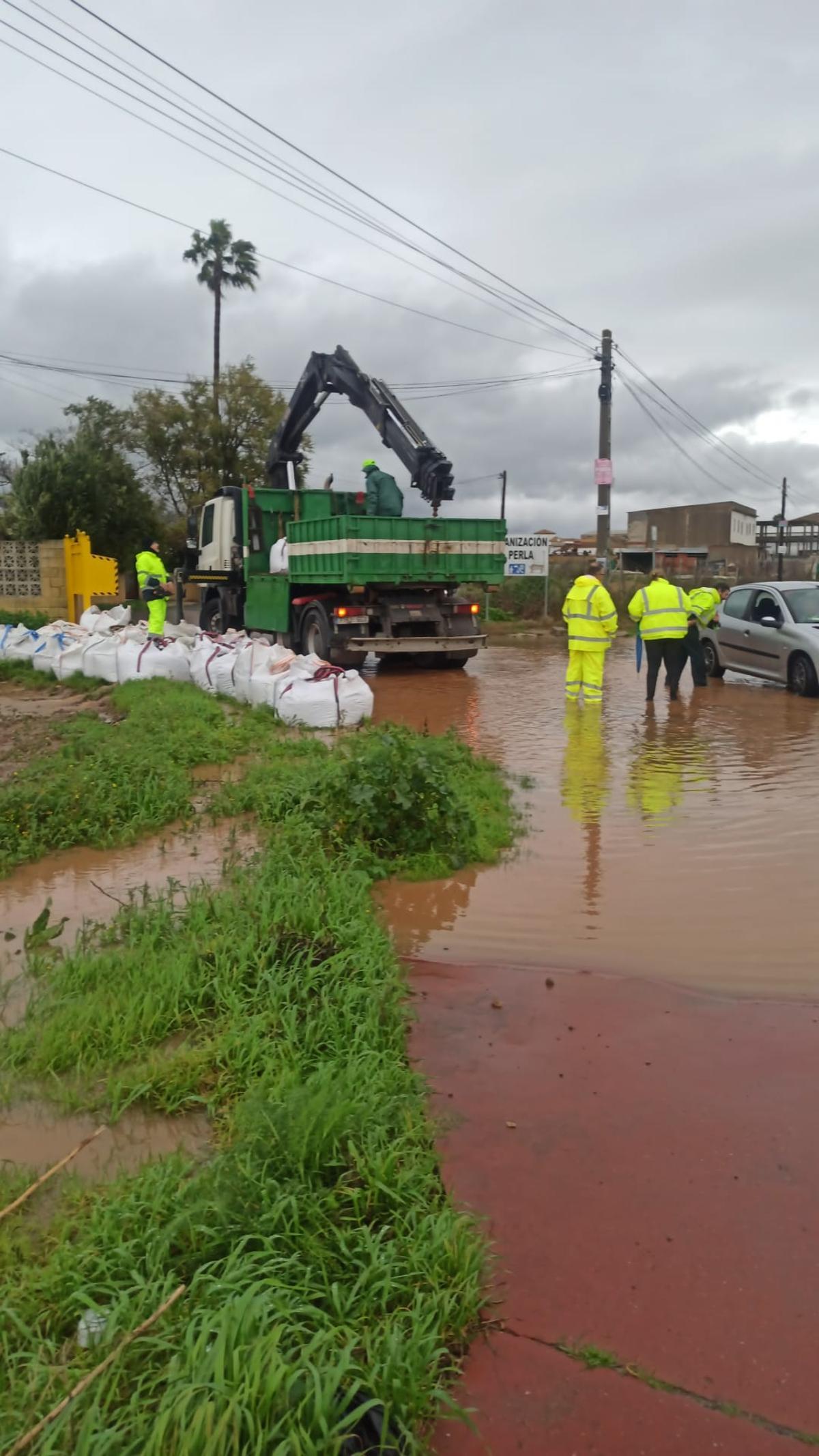 Refuerzo del dique de sacos instalado en Majaneque para frenar el efecto del arroyo La Canchuela.