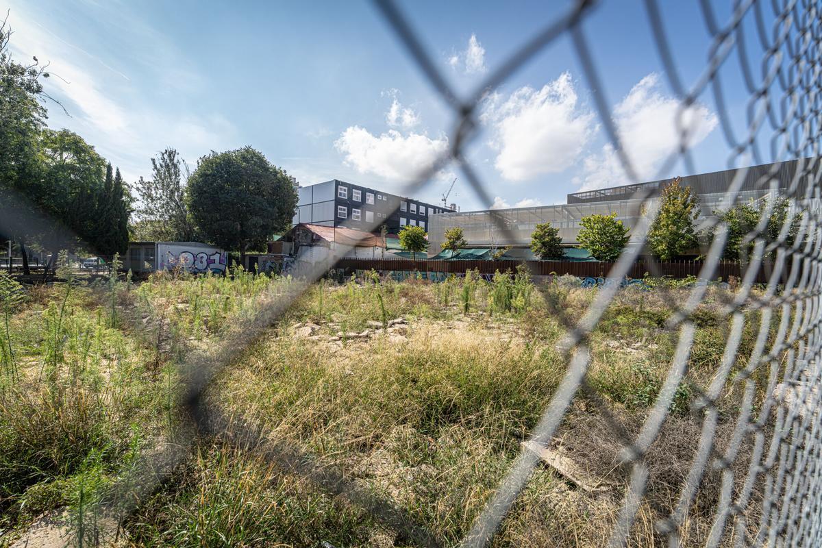 Nave a derribar, entre la escuela Gaia y la guardería Leonor Serrano de Glòries