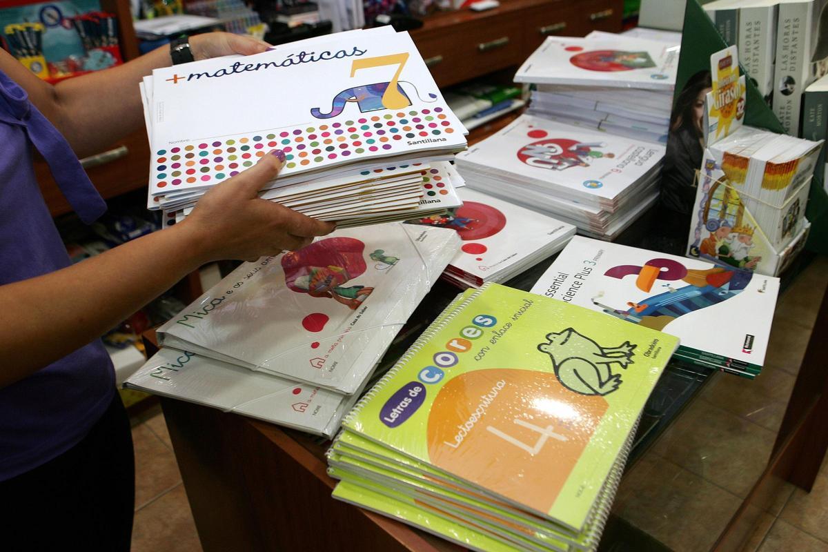 COMPRA DE LIBROS DE TEXTO EN UNA LIBRERIA.
