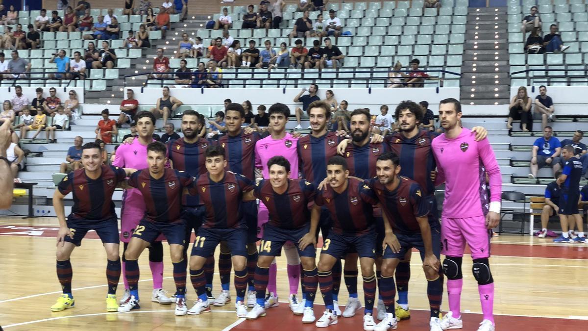 El Levante cambió el verde &#039;granota&#039; del primer partido por la equipación clásica