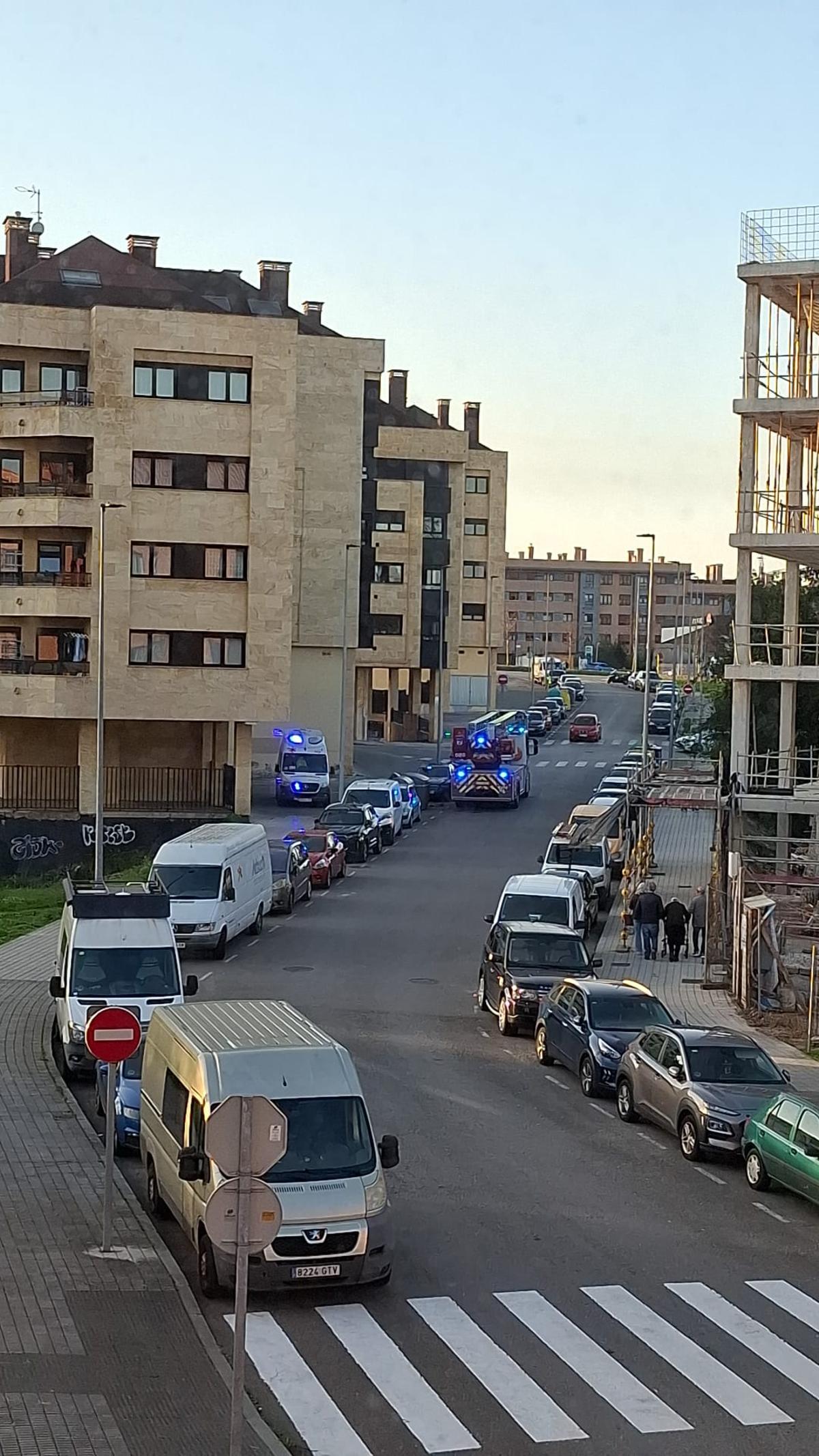 Ambulancias y bomberos en el lugar de los hechos