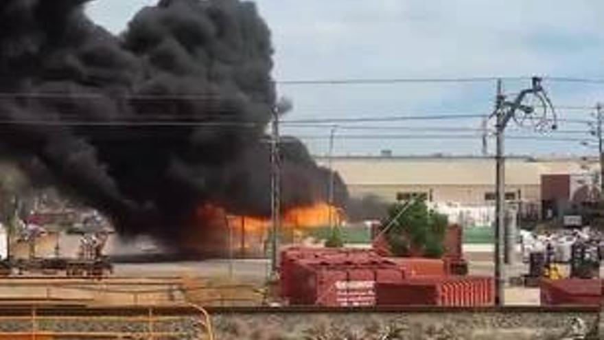 El incendio en una fábrica de Paterna deja una columna de humo visible desde varios kilómetros