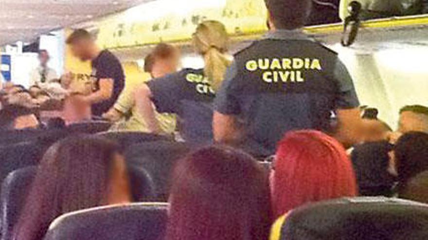 Imagen de la Guardia Civil entrando al avión.