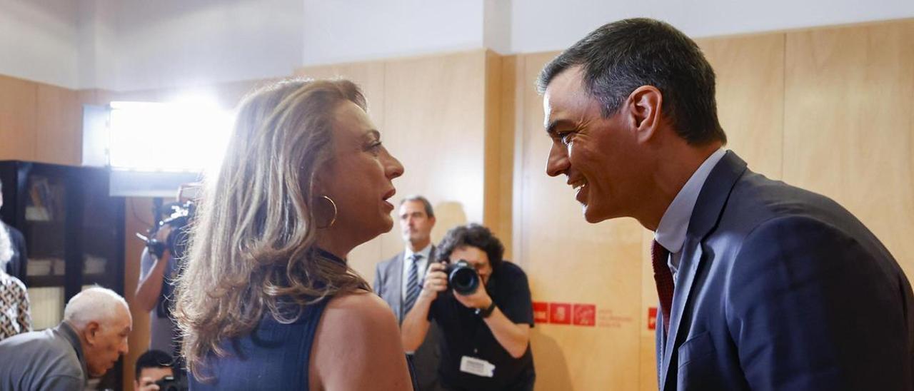 Cristina Valido saluda  Pedro Sánchez durante la ronda de contactos del PSOE con los partidos para lograr la investidura