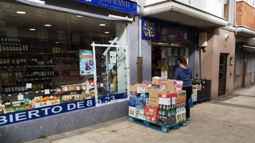 Entran en un supermercado de La Luz y marchan sin botín