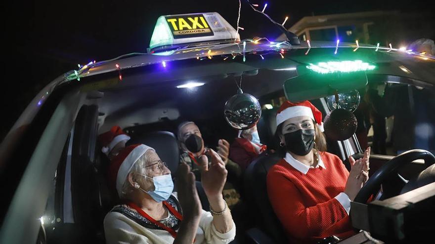 El paseo navideño en taxi de los mayores cordobeses