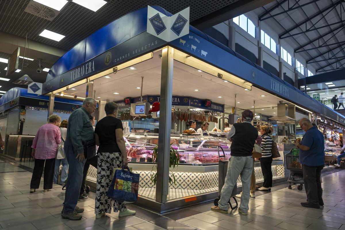 LOCAL. JESUS COMAS, PROPIETARIO DE LA CARNICERIA COMAS DEL MERCAT DE L'OLIVAR