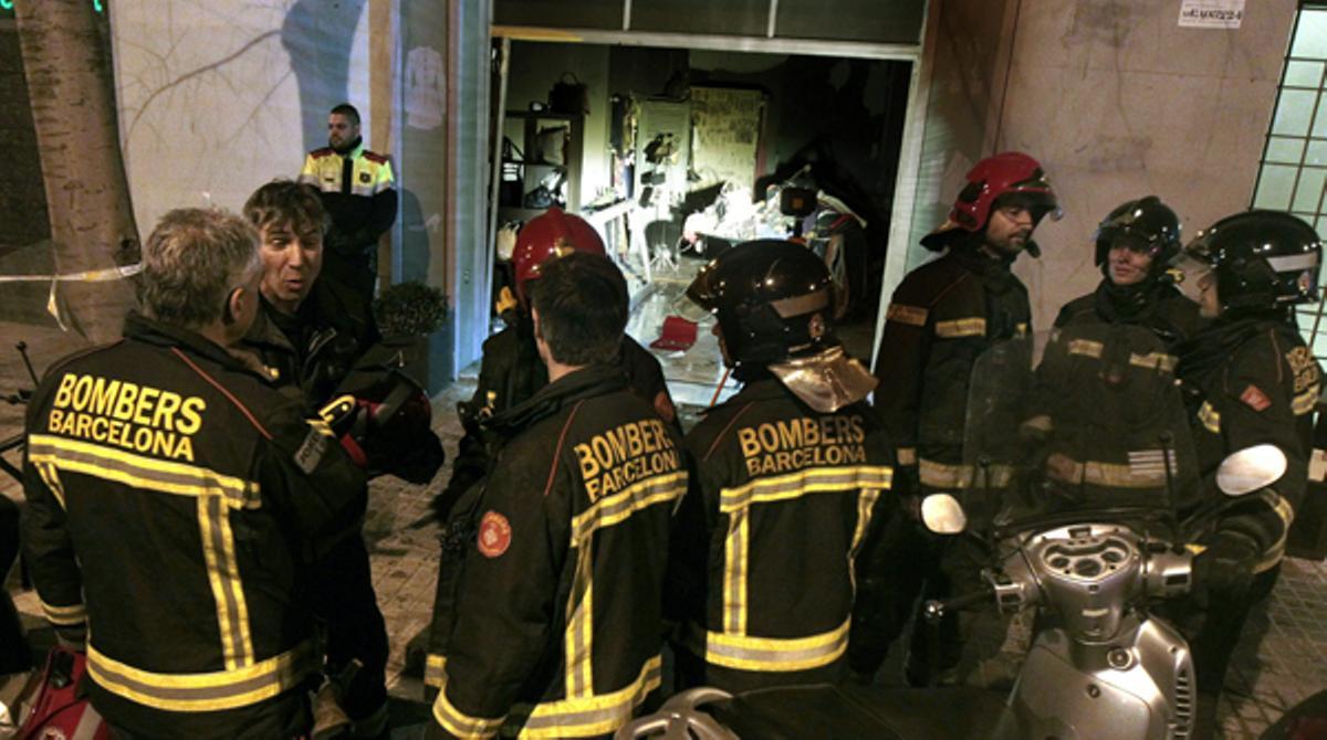 Imatges de l’explosió que ahir va provocar vuit ferits a Barcelona.