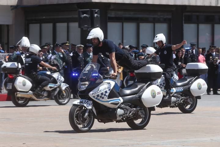 La policía exhibe el valor de su cuerpo