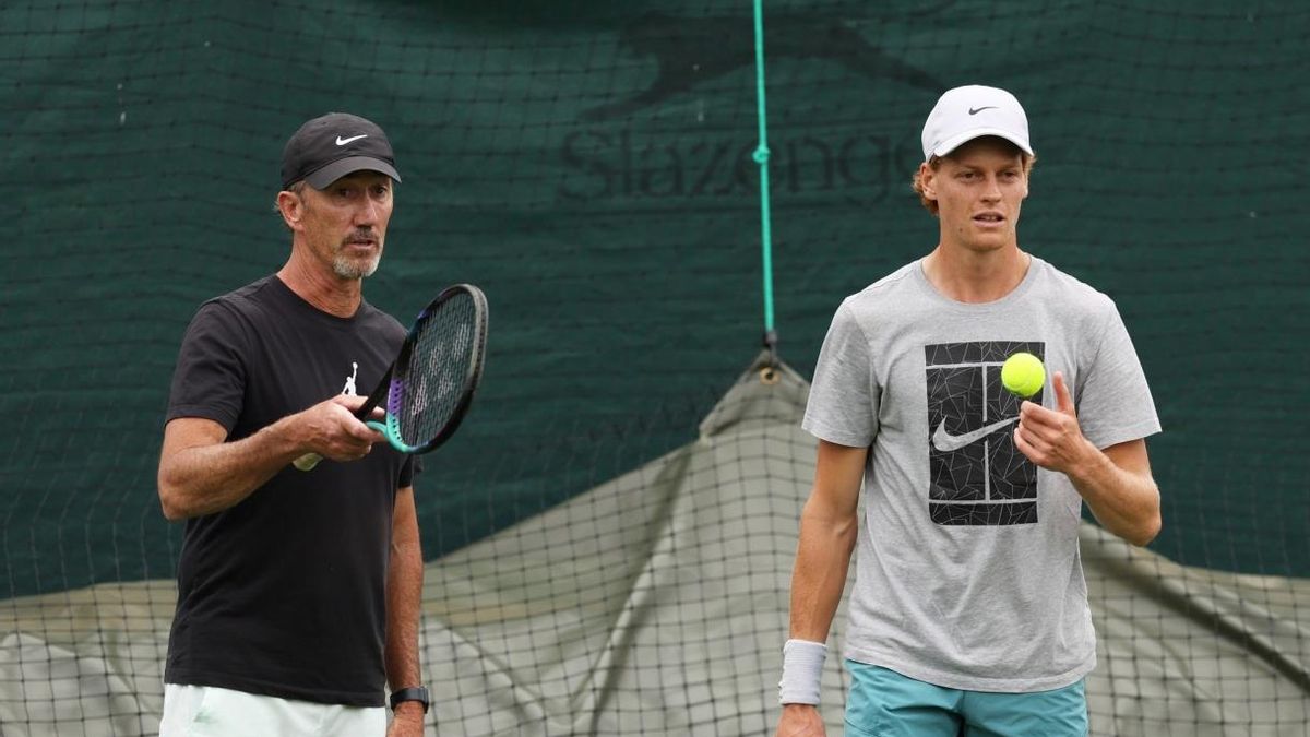 Darren Cahill da indicaciones a Jannik Sinner durante un entrenamiento.