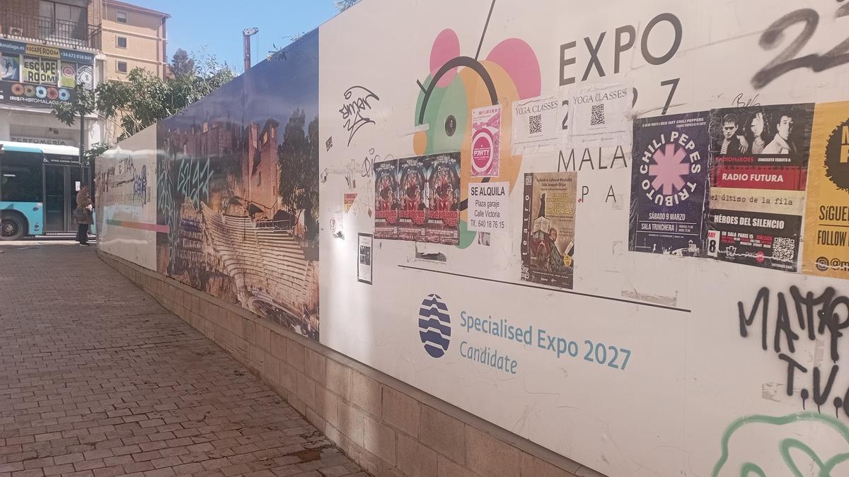 Detalle de las vallas de la candidatura de Málaga a la Expo 2027, el pasado Viernes Santo.