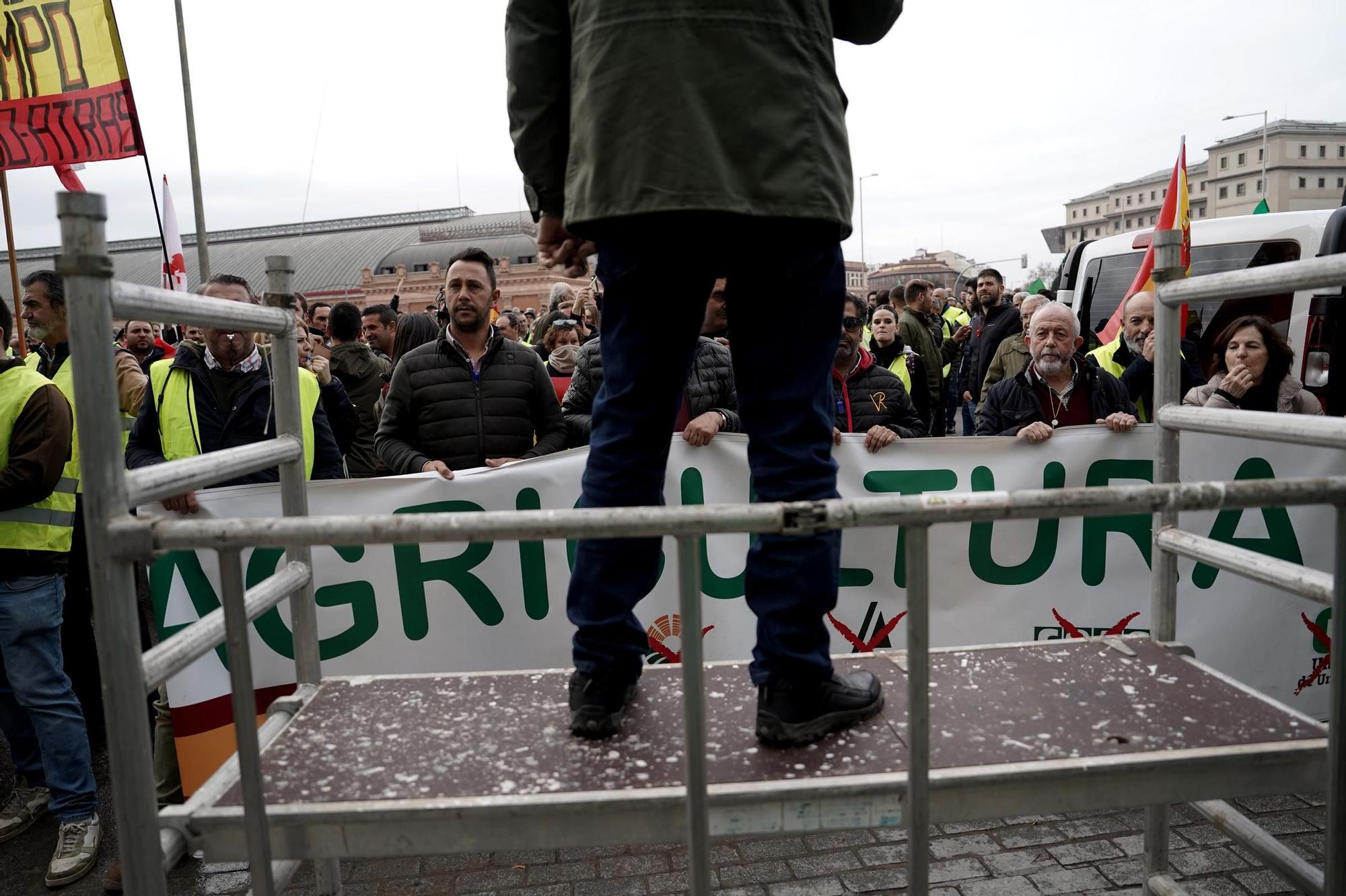 Agricultores protestan frente a la sede del Ministerio, en imágenes