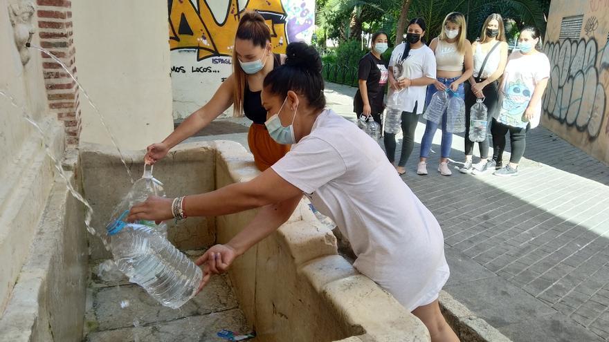 Las inquilinas llenan garrafas en la Fuente de los Cristos el pasado lunes.