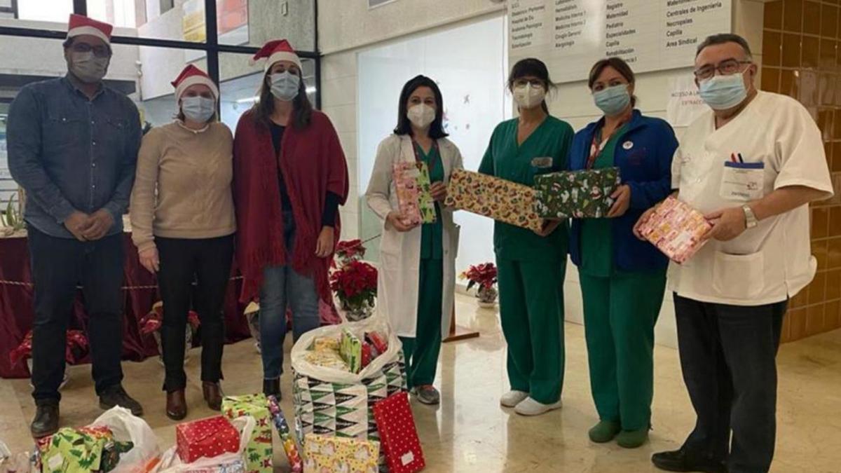 Los elfos de Papá Noel visitan a los niños en el hospital | L.O.
