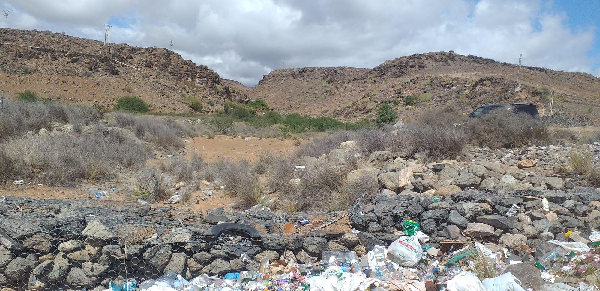 Basura y plásticos en un barranco de San Bartolomé de Tirajana