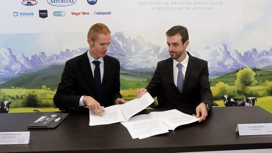 José Armando Tellado, director general de Capsa (izquierda), y Rubén Cabanillas, director médico del Imoma, ayer durante la firma del convenio de colaboración entre las dos entidades.