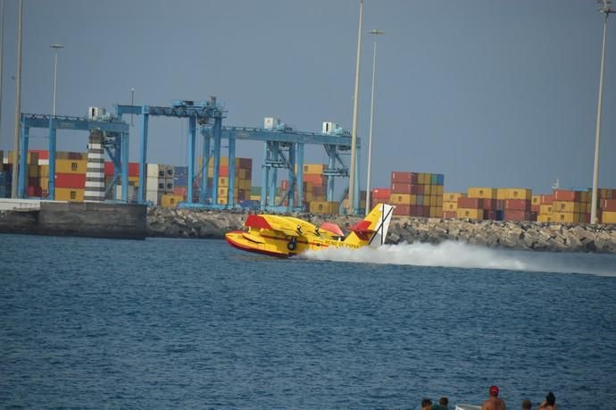 Los hidroaviones cargan agua en el Puerto de Las Palmas - Incendio Gran Canaria 2019